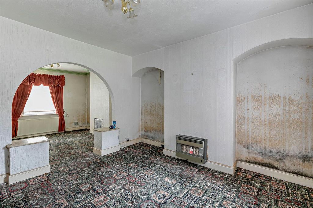 Property photo 2 of 10 8657709-Interior04-800.Jpg