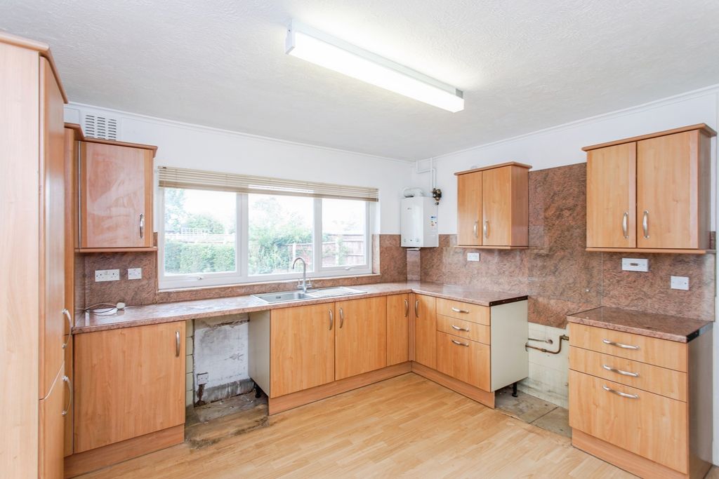 Property photo 3 of 17 Kitchen