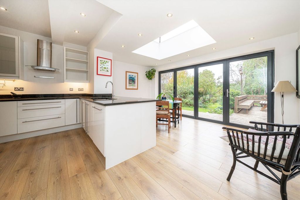 Property photo 2 of 20