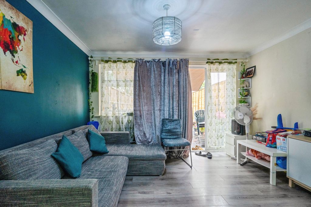 Property photo 3 of 20 Lounge