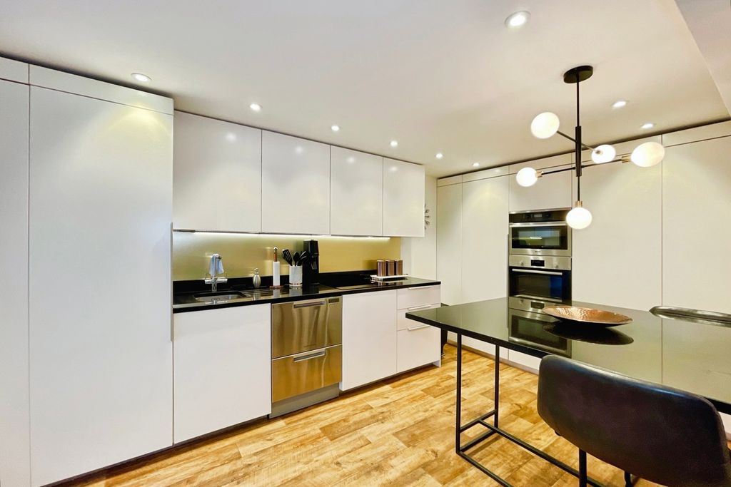 Property photo 1 of 22 Breakfast Kitchen