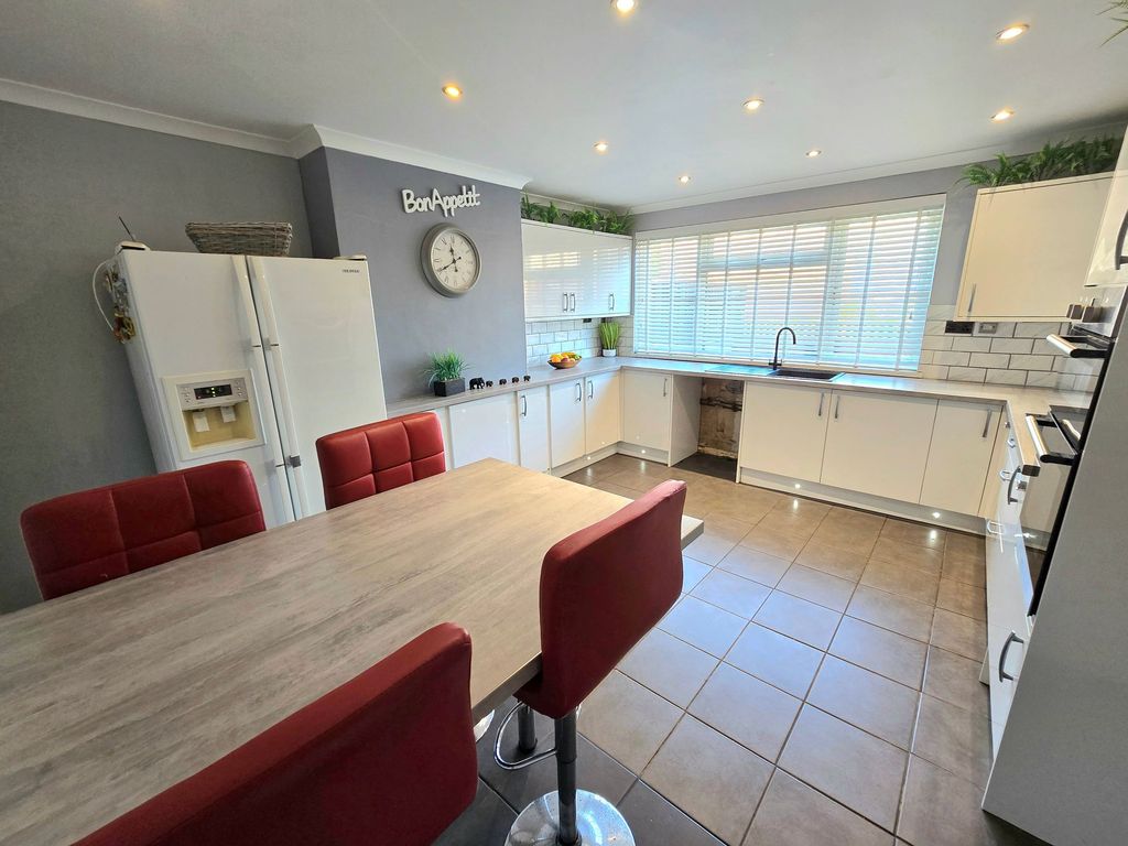 Property photo 3 of 28 Kitchen/Diner