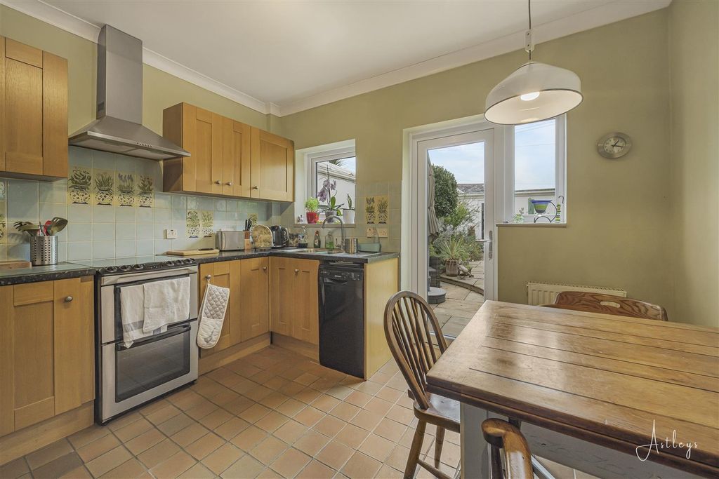 Property photo 3 of 31 Kitchen