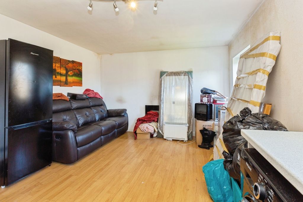 Property photo 3 of 8 Pbox-Img.Jpg