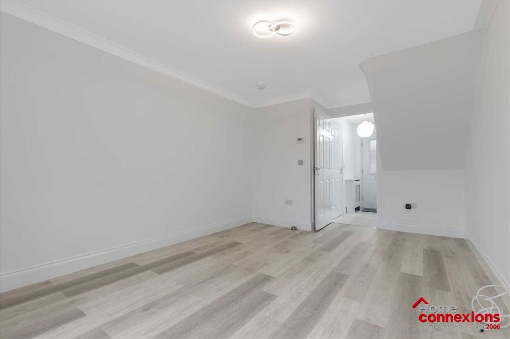 Property photo 3 of 30 Lounge (2)