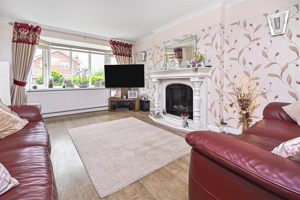 Property photo 3 of 37 12 Ilkeston Drive Lounge (1).Jpg