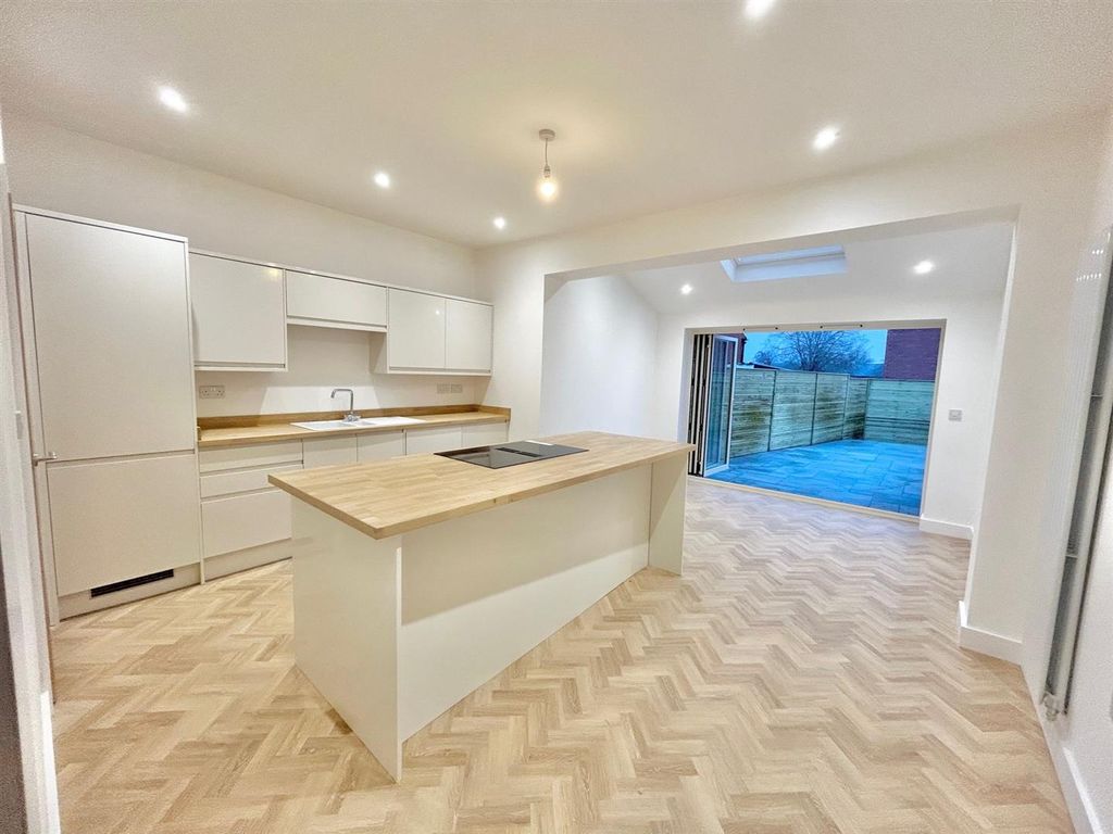 Property photo 3 of 11 Kitchen.Jpg