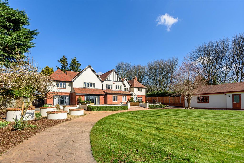 Property photo 1 of 16 Communal Gardens