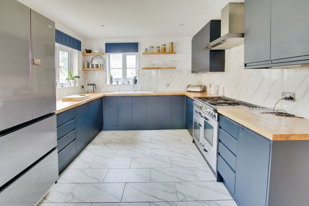 Property photo 3 of 27