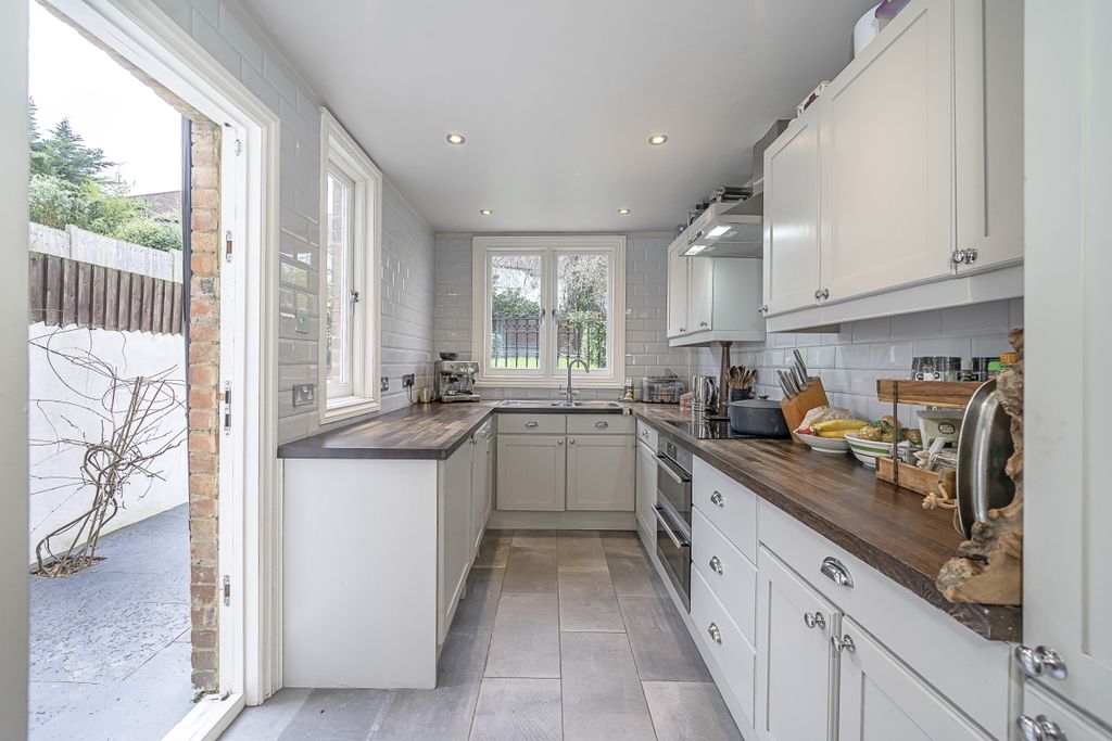 Property photo 2 of 17 107-Pembroke-Rd-020