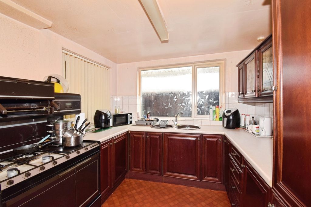 Property photo 3 of 18 Kitchen