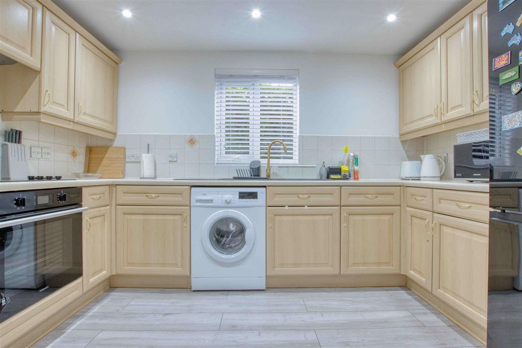 Property photo 3 of 8 Kitchen