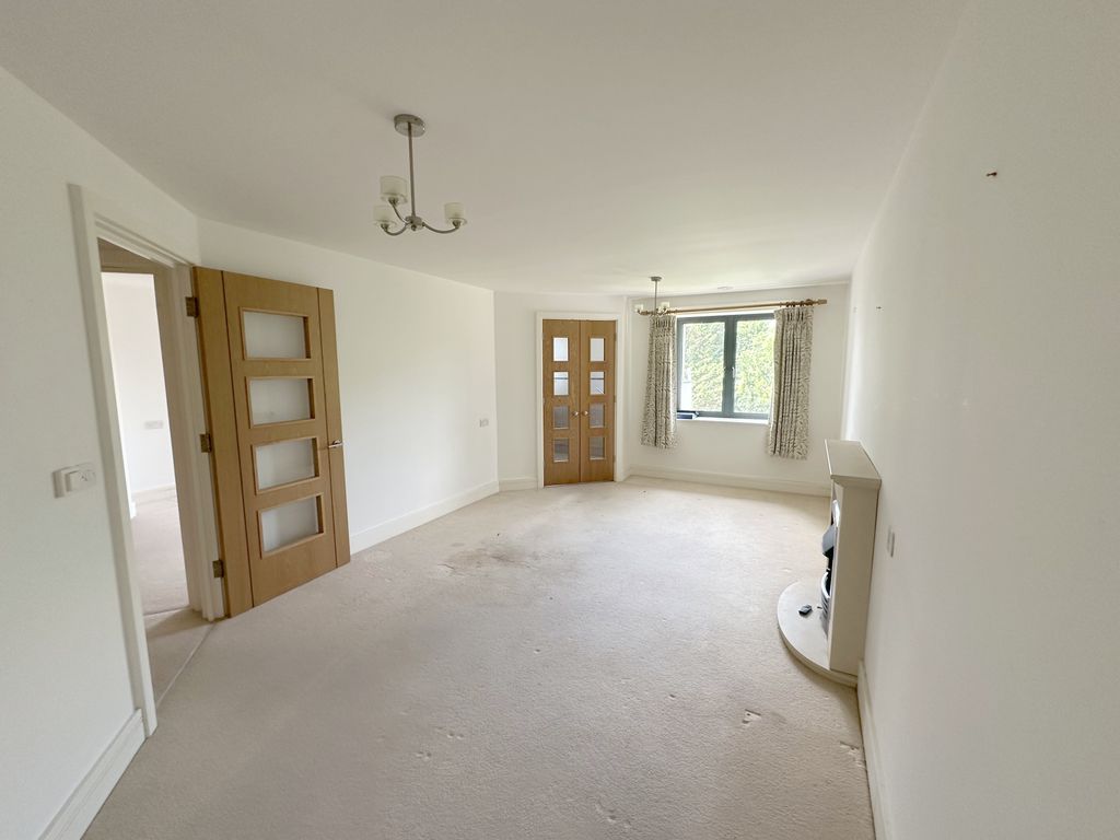 Property photo 3 of 17 Lounge