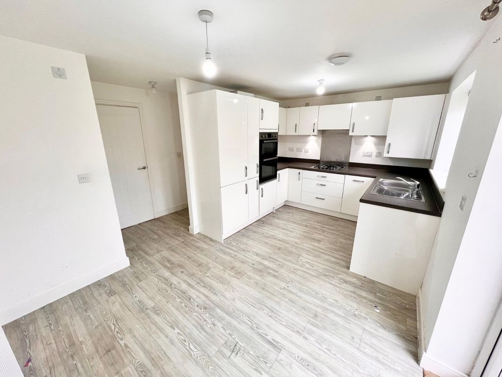 Property photo 2 of 10 Kitchen