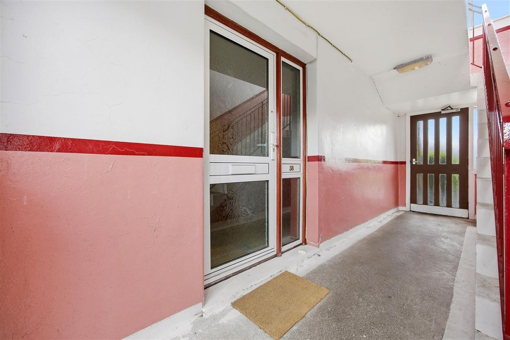 Property photo 2 of 20 38_Doon_Road_Kirkintilloch_006.Jpg
