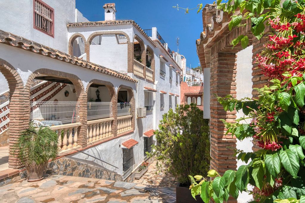 Property photo 2 of 36