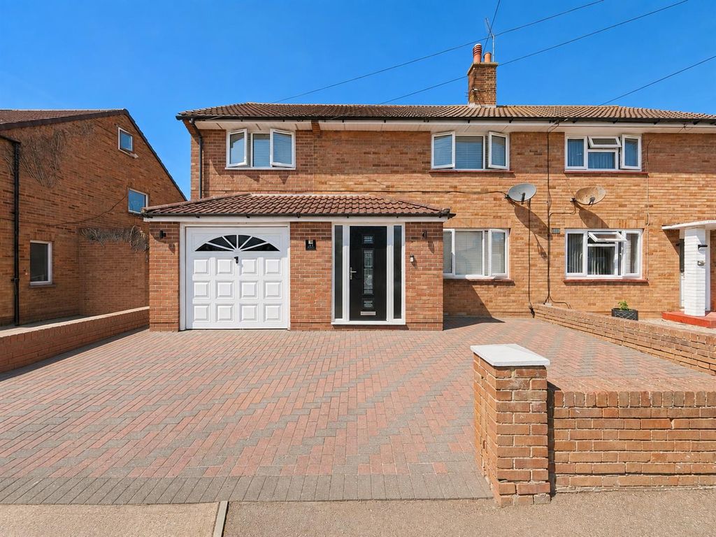 Property photo 3 of 31 64 Sandown (6).Png
