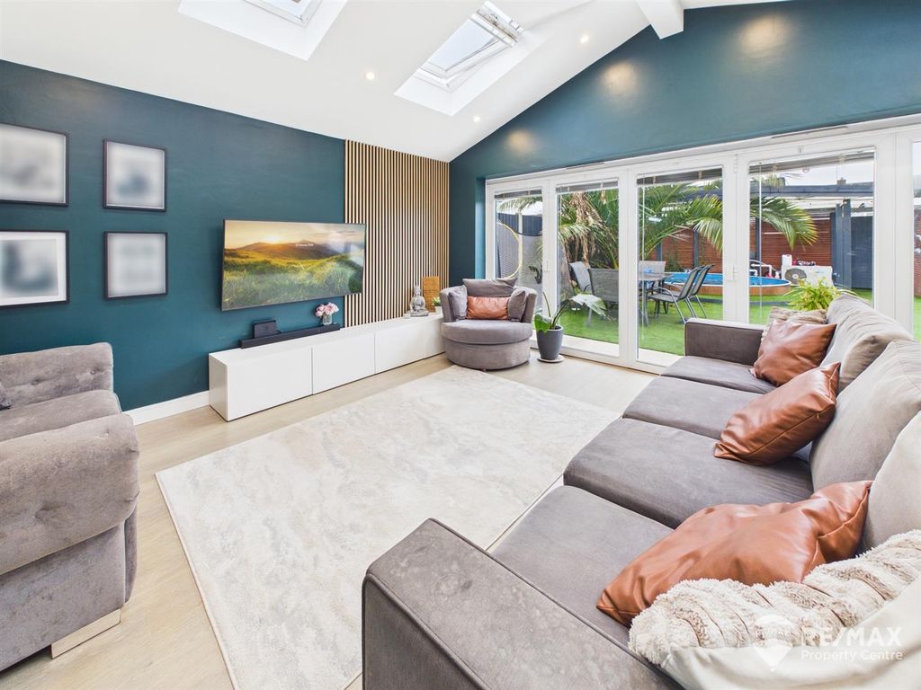 Property photo 3 of 22 Cam02842G0-Pr0326-Still028.Jpg