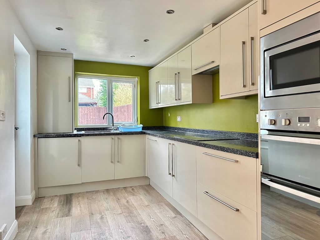 Property photo 2 of 11 Kitchen