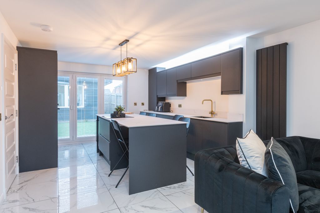 Property photo 3 of 44