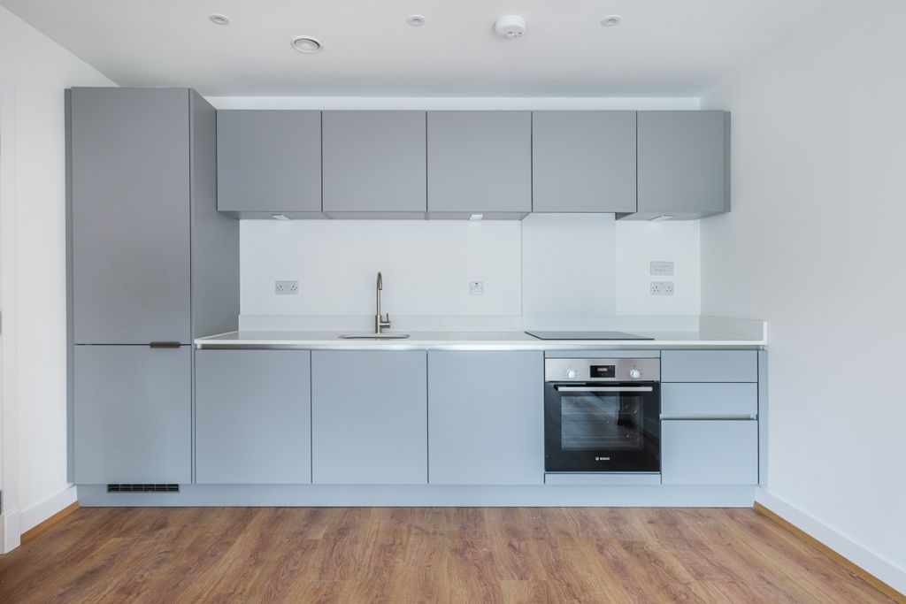 Property photo 2 of 11 156-Whyteleafe-Ho...