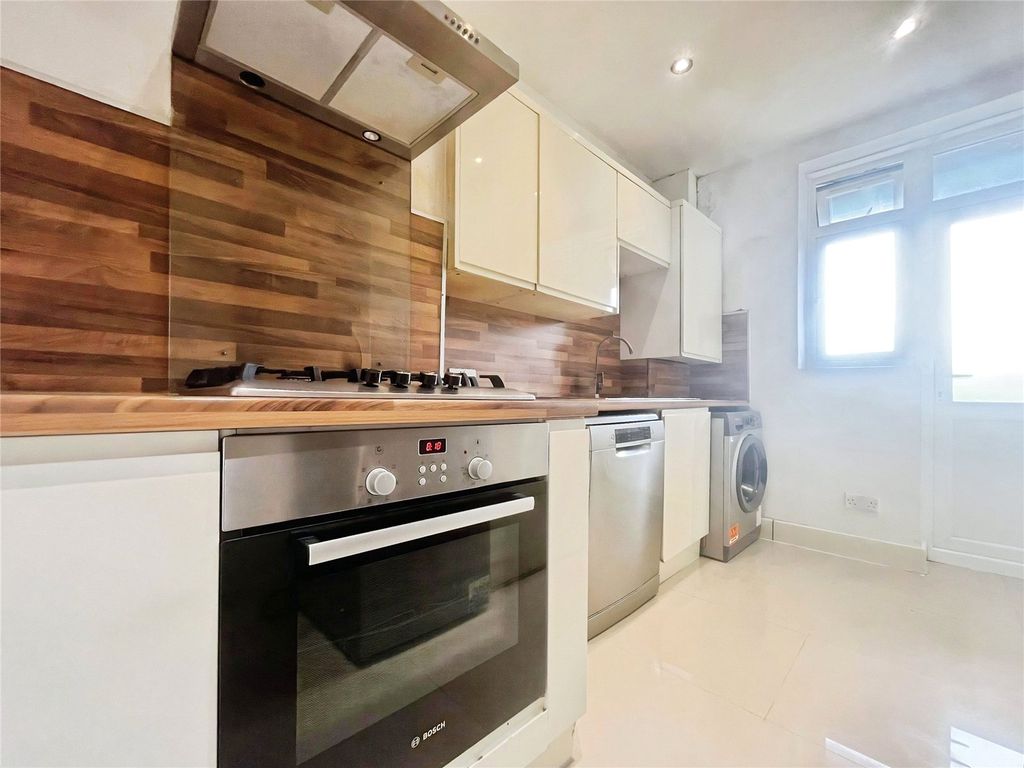 Property photo 3 of 10 Kitchen