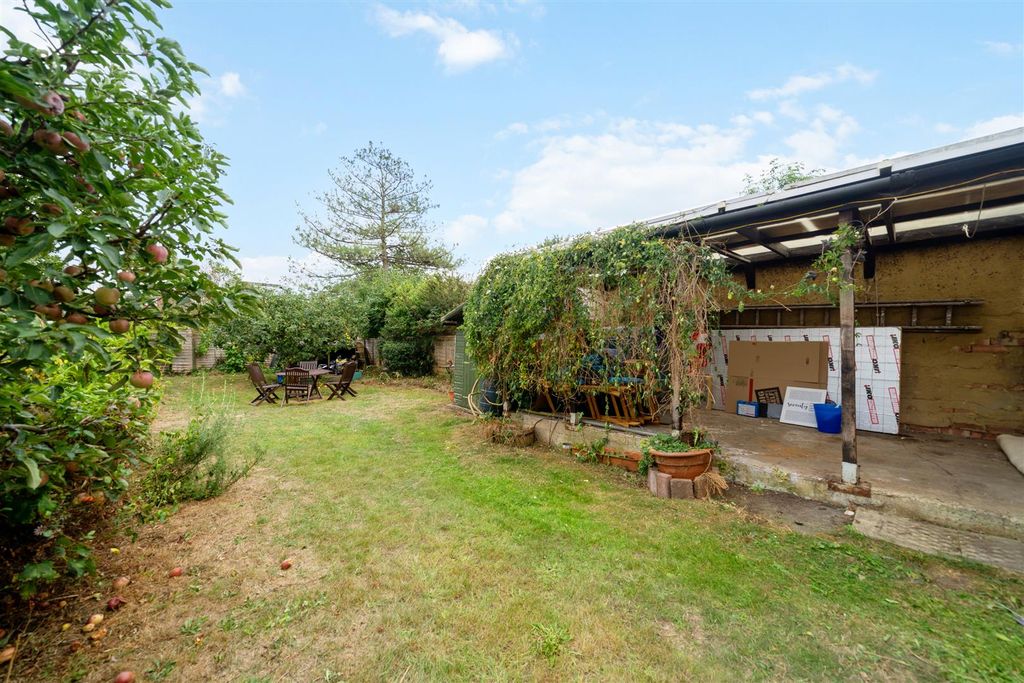 Property photo 3 of 16 Sandbourne Avenue