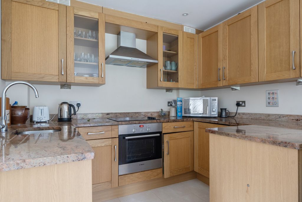 Property photo 2 of 20 1396730-9-695Fb5c...