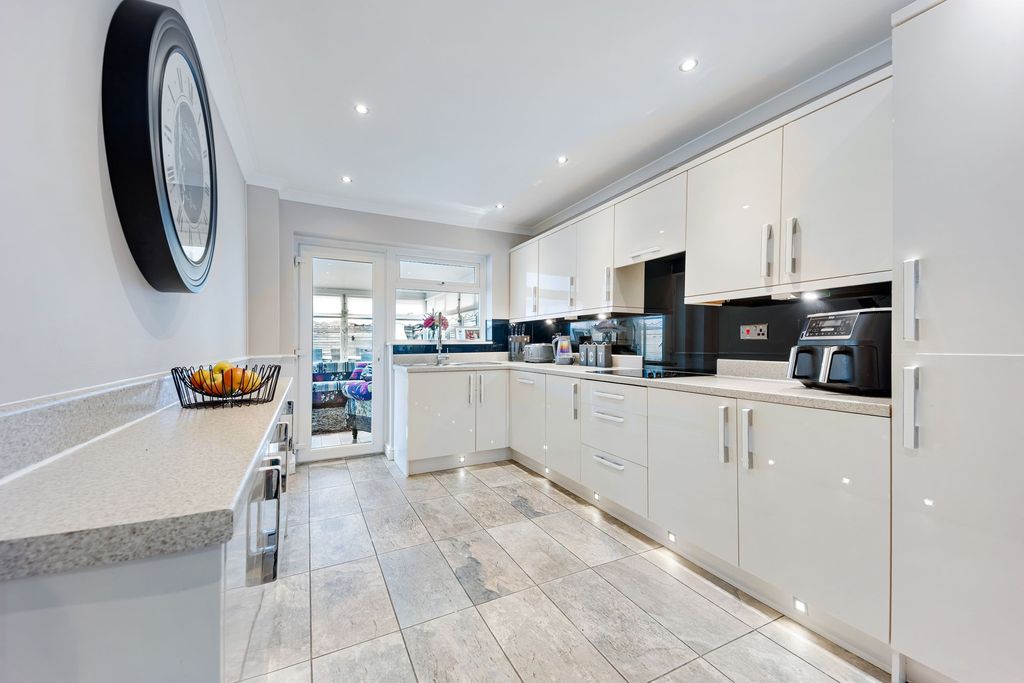 Property photo 3 of 28