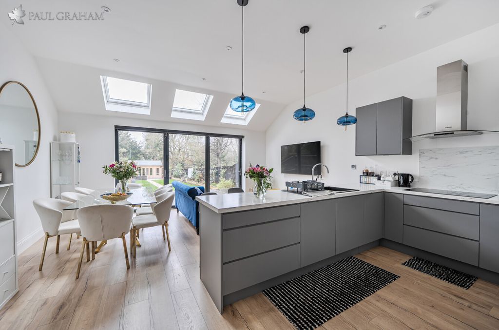 Property photo 2 of 24 E99d326c-Db18-4Baf-Ad91-Fdd03Eebd8F0