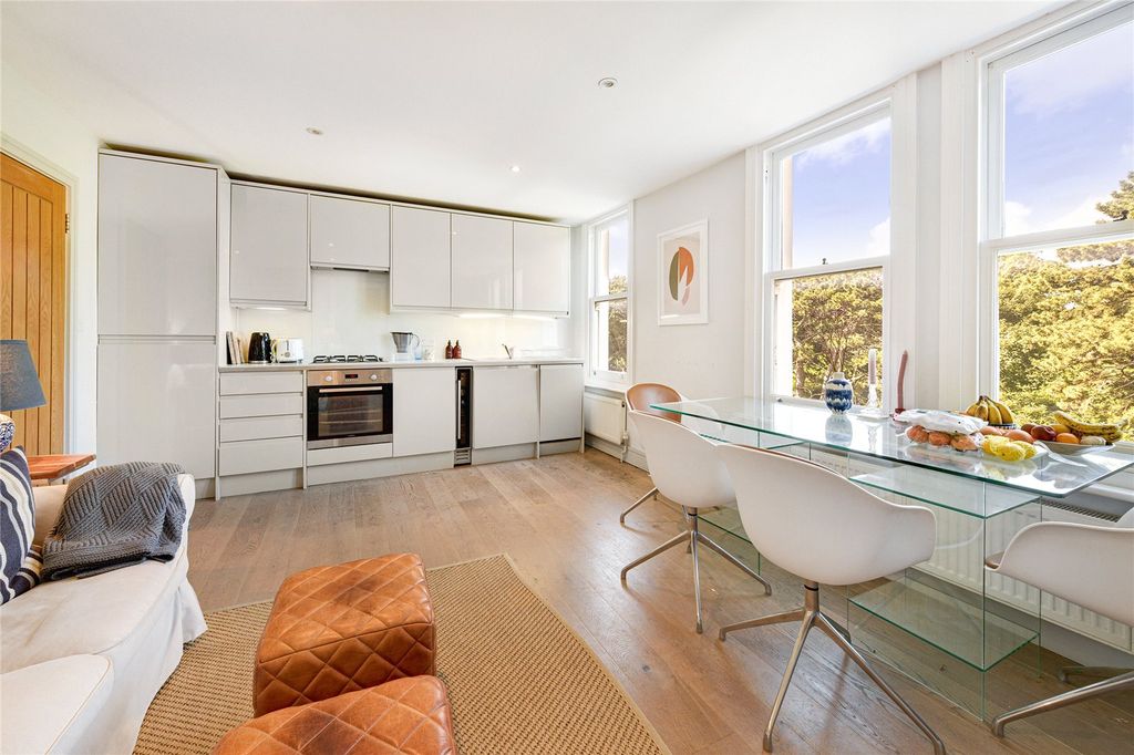 Property photo 1 of 11 Kitchen/Reception