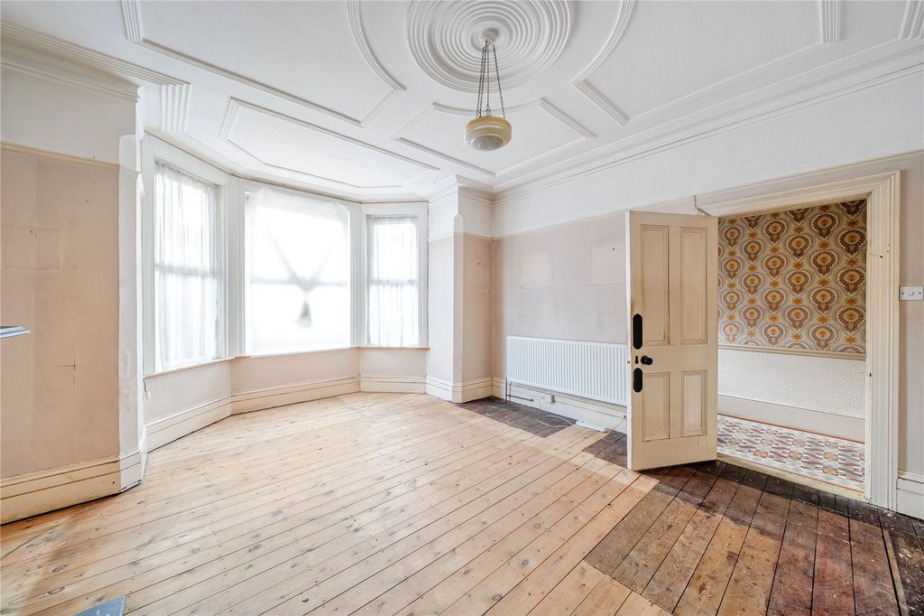 Property photo 2 of 18 Picture No. 12