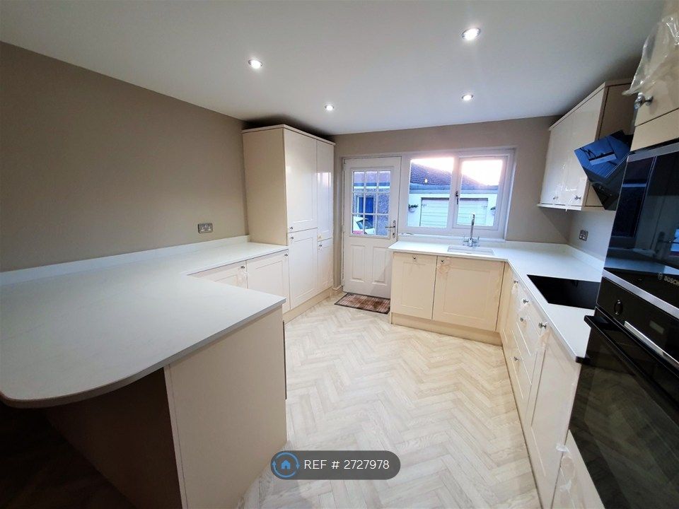 Property photo 3 of 17 Kitchen Breakfast Bar