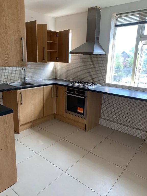 Property photo 1 of 9 A Lovely, Three Double Bedroom, First Floor Apartment Above A Shop.