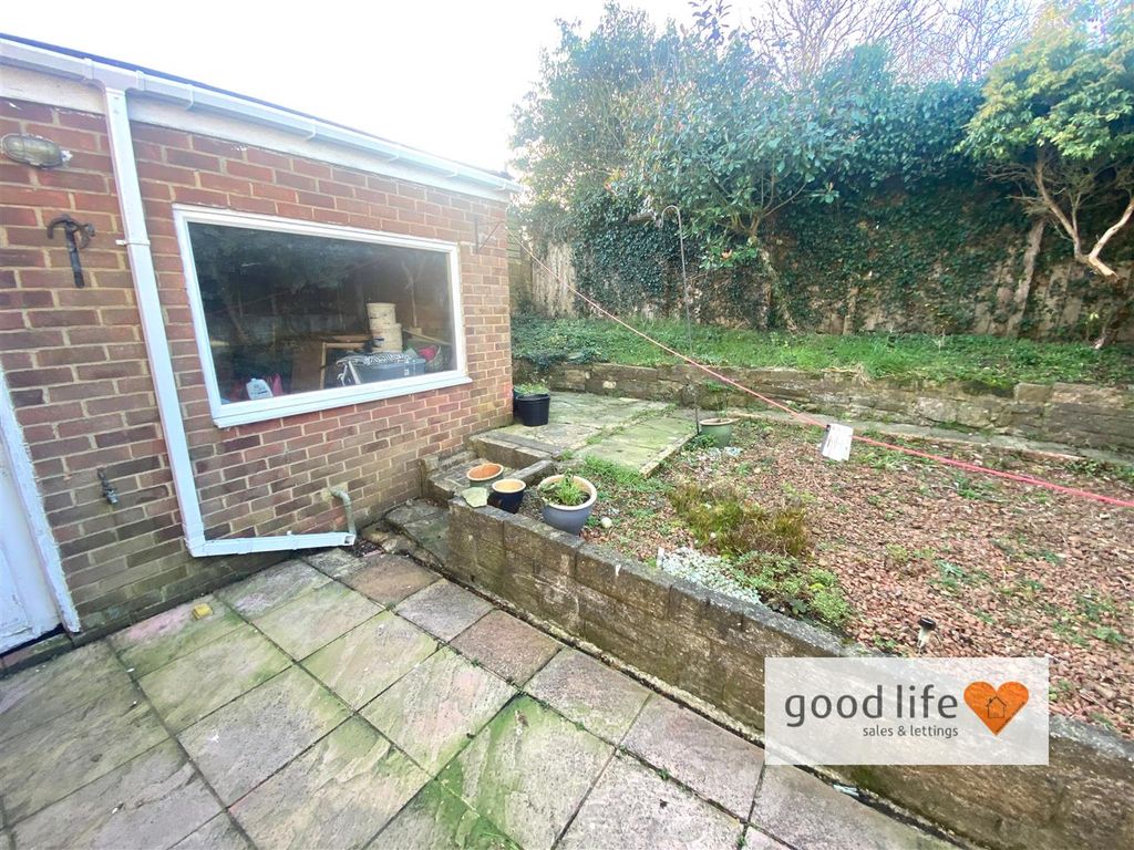 Property photo 3 of 11 20241219_124012541_Ios95Northfarmavenue.Jpg