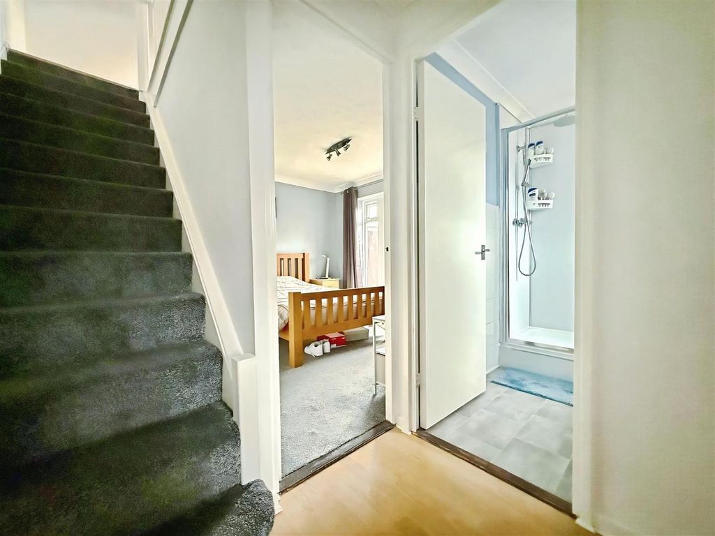 Property photo 2 of 11 Hallway