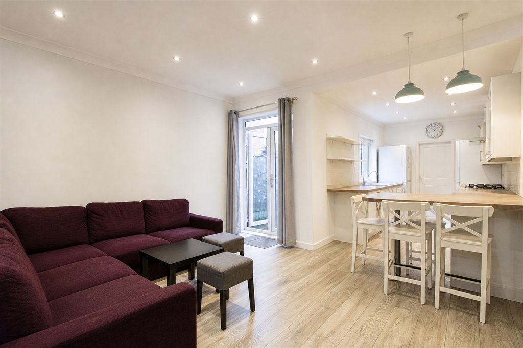 Property photo 1 of 11 Approach