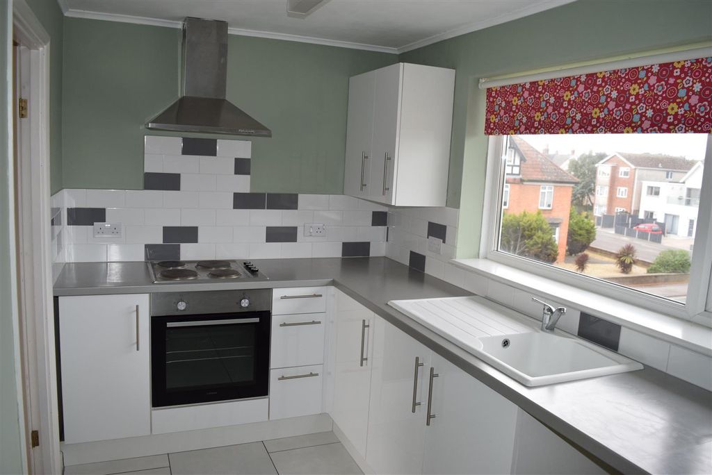 Property photo 3 of 11 Kitchen
