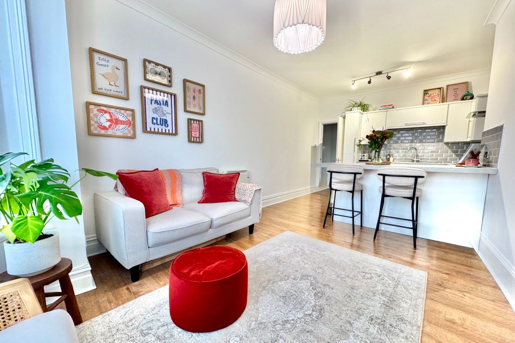 Property photo 3 of 7 Living Room/Kitchen