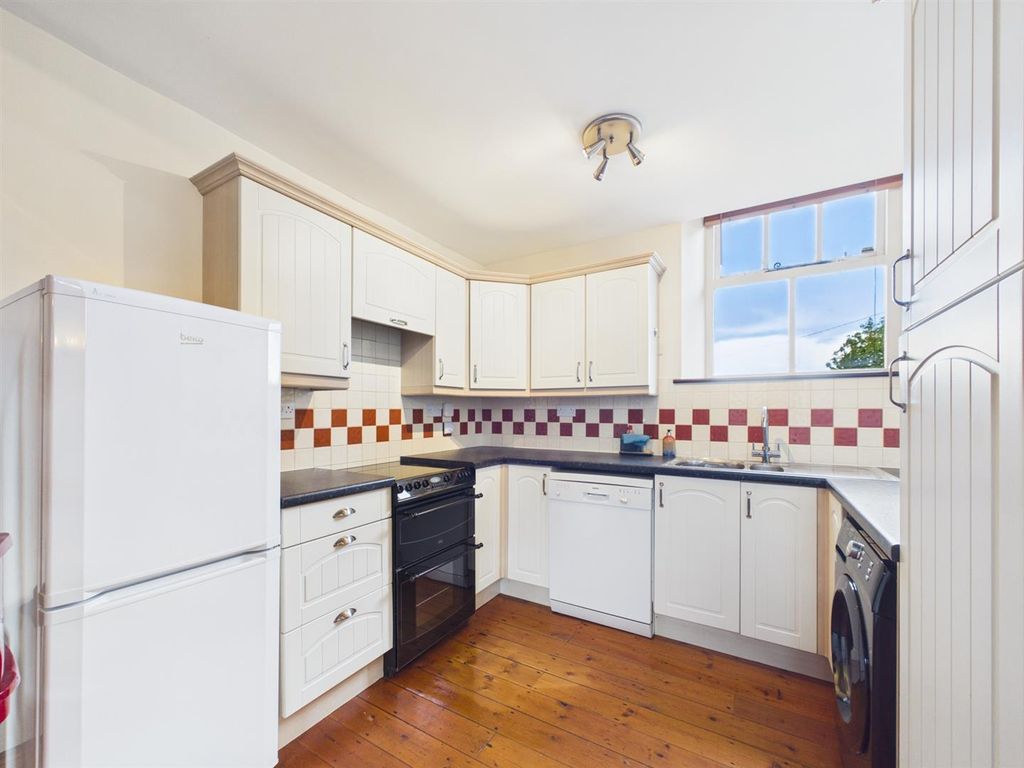 Property photo 3 of 11 Kitchen
