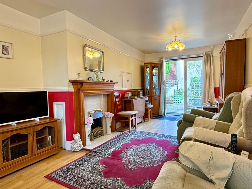 Property photo 2 of 11 Lounge