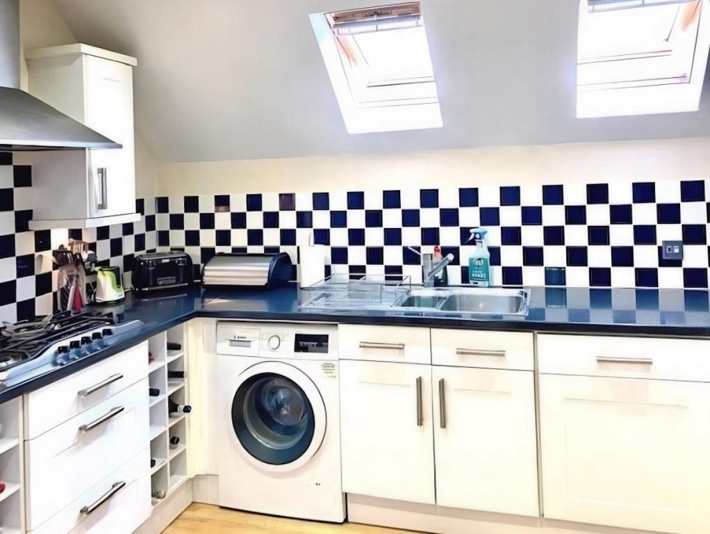 Property photo 2 of 10 Kitchen