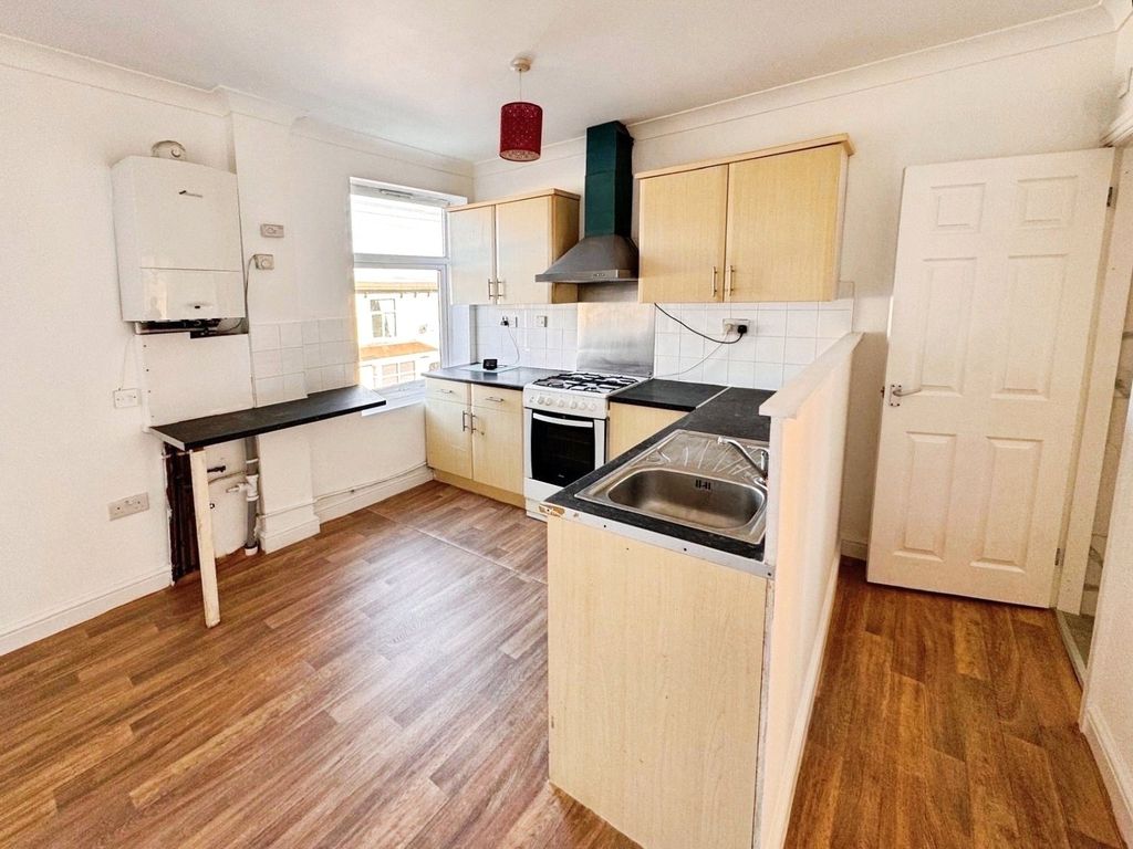 Property photo 2 of 7 Living Room/Kitchen