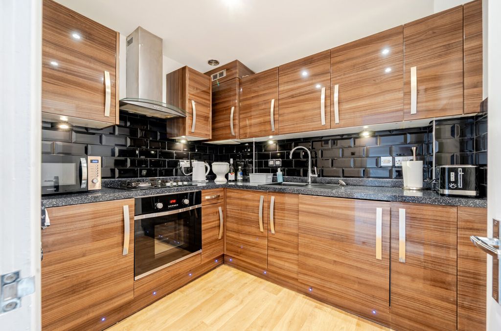 Property photo 2 of 14 1527356-12-1A0F26...