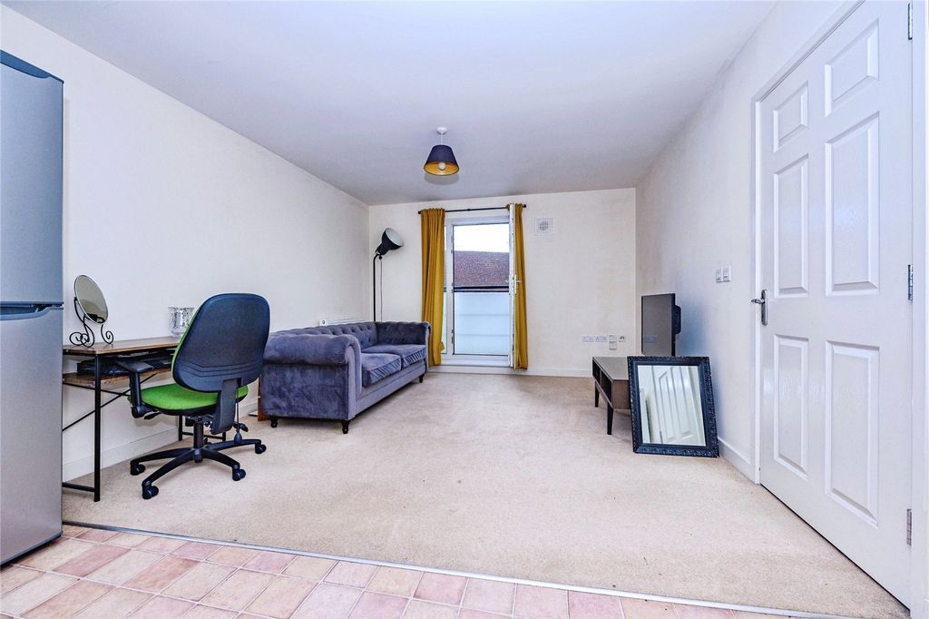 Property photo 2 of 11 Lounge