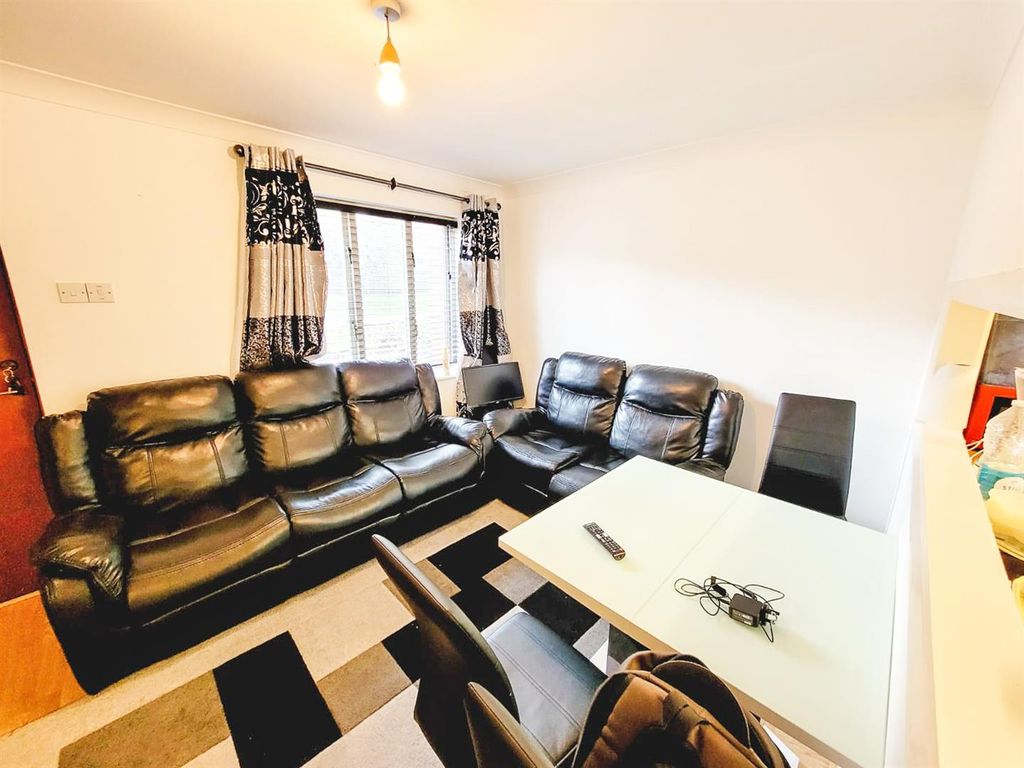 Property photo 3 of 7 Lounge