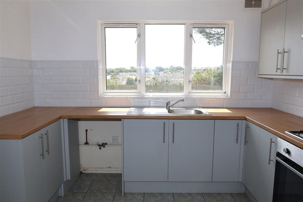 Property photo 3 of 11 Kitchen