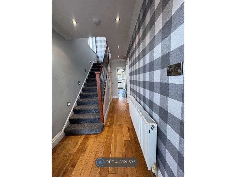 Property photo 1 of 27 Hall Way