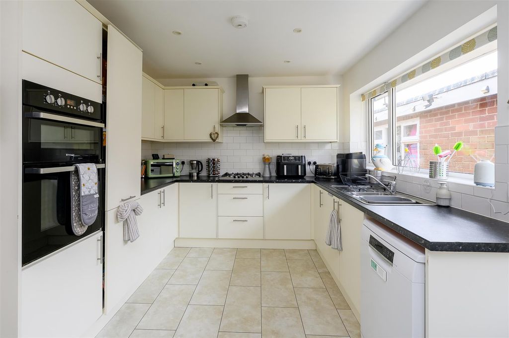 Property photo 3 of 15 Kitchen Diner