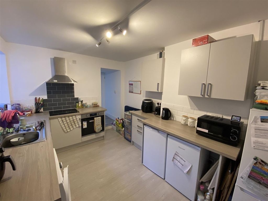 Property photo 1 of 11 Bright Modern Kitchen With Ample Counter Space...